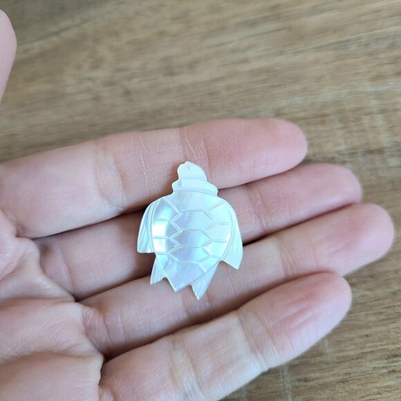 Vintage mother of pearl turtle brooch. - Picture 2 of 3
